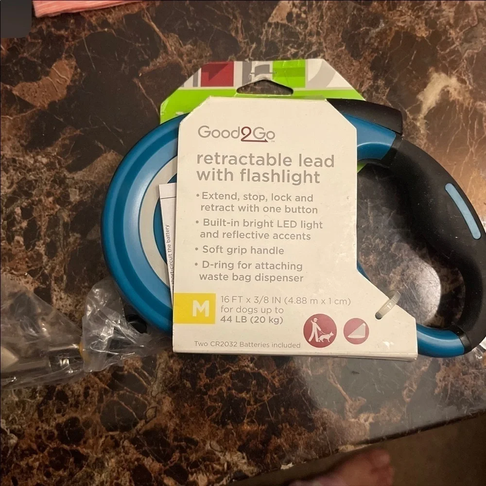 GOOD2GO retractable lead with flashligh